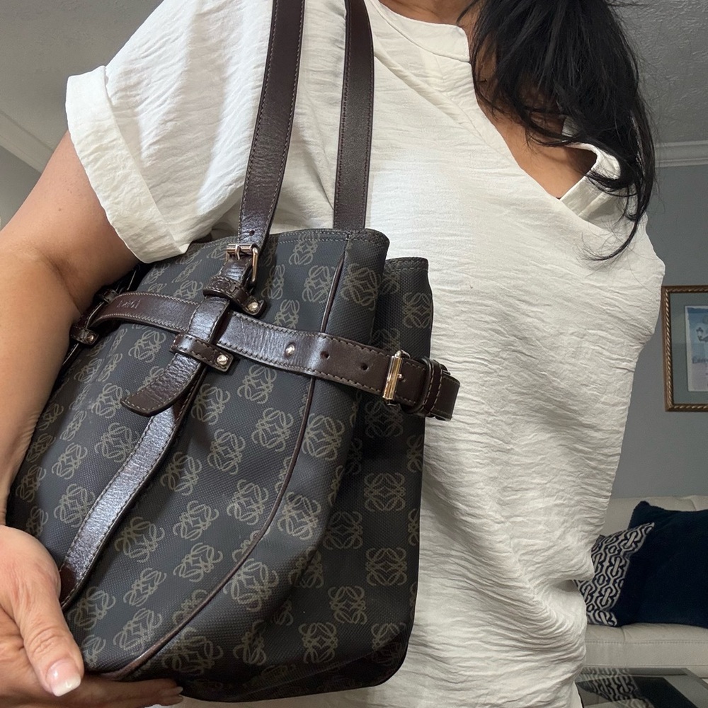 Loewe Vintage Anagram Logo Tote Bag
Brown and Black Shoulder Bag - Picture 4 of 16